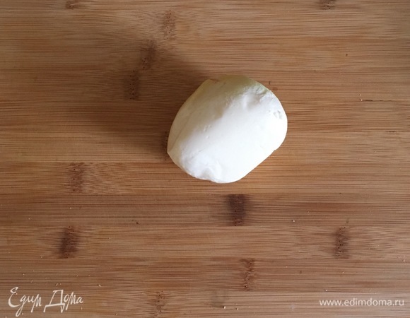 Моцареллу накануне вынуть из упаковки и, слив жидкость, поставить на ночь в холодильник, не затягивая пленкой, чтобы она немного подсохла.