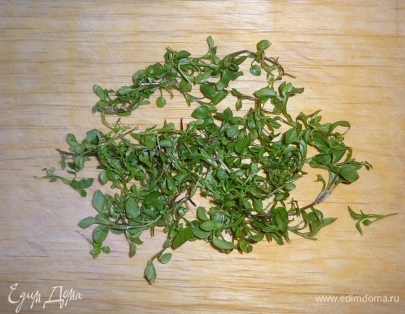 Мокрицу тщательно перебрать от мусора и земли, промыть под проточной водой. Несколько веточек оставить для украшения, остальную траву мелко нарезать. В ингредиентах мокрицу я указала как зелень. Из масла, уксуса, соли, сахара, перца приготовить заправку. Соединить нарезанные овощи и зелень, полить заправкой, перемешать.