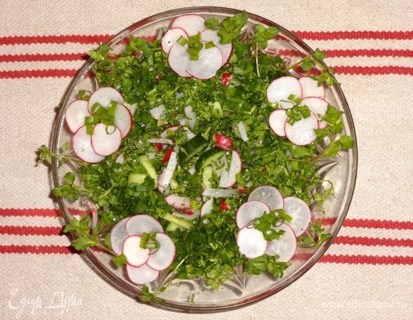 Выложить салат в вазу. Украсить цветками из кружков редиса, веточками мокрицы. Угощайтесь! Приятного аппетита!