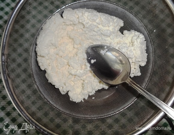 Творог протереть через сито. Добавить в творог сметану и сахарную пудру. Взбить массу в однородный крем.