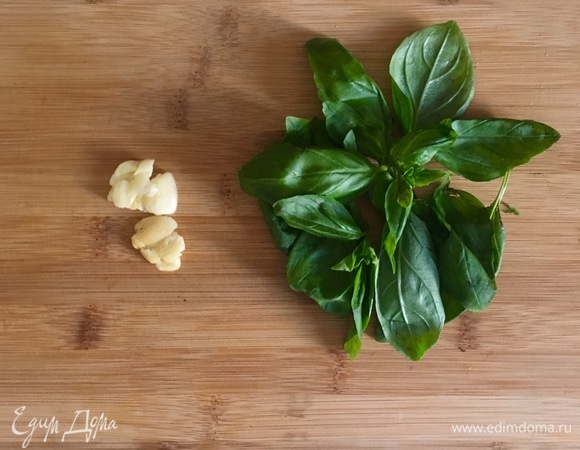 Чеснок почистить, раздавить и, вынув горькую сердцевину, растереть плоской стороной ножа вместе со щепоткой соли. Листья базилика порвать руками (2–3 веточки оставить).