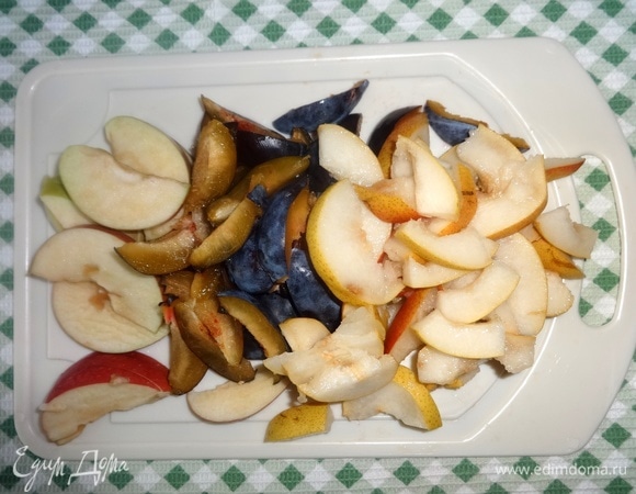 У груш и яблока удалить семенные коробочки, у слив — косточки. Фрукты нарезать тонкими ломтиками, сбрызнуть лимонным соком.