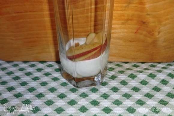 На дно стакана выложить часть творожно-сметанного крема, положить часть яблок.