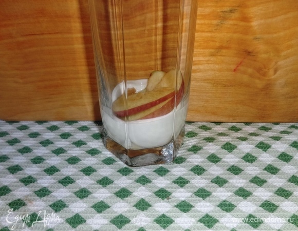 На дно стакана выложить часть творожно-сметанного крема, положить часть яблок.