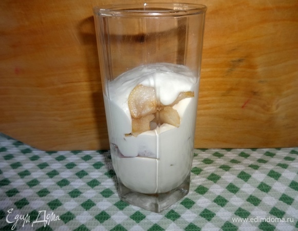 Далее — слой творожно-сметанного крема и часть нарезанных груш, снова крем.