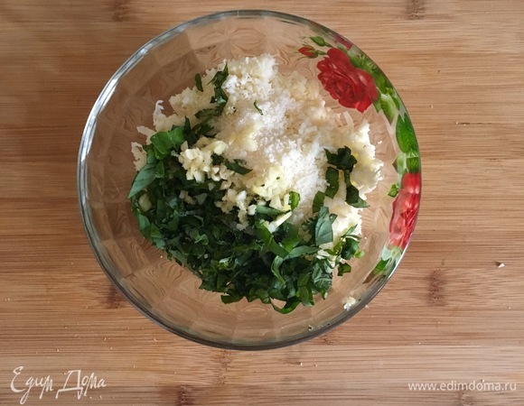 Рабочую поверхность посыпать оставшейся мукой.