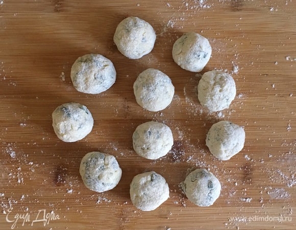 Из сырного теста сформировать небольшие шарики, обвалять в муке и отправить в холодильник на 10 минут.