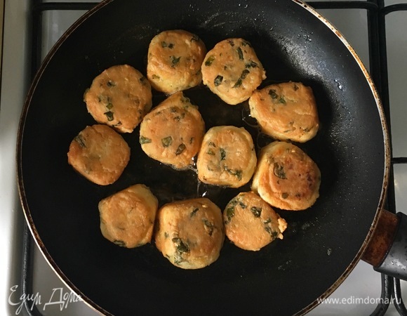 Разогреть в сковороде оставшееся оливковое масло и обжарить бомбочки со всех сторон, а затем выложить на бумажное полотенце, чтобы удалить излишки жира.