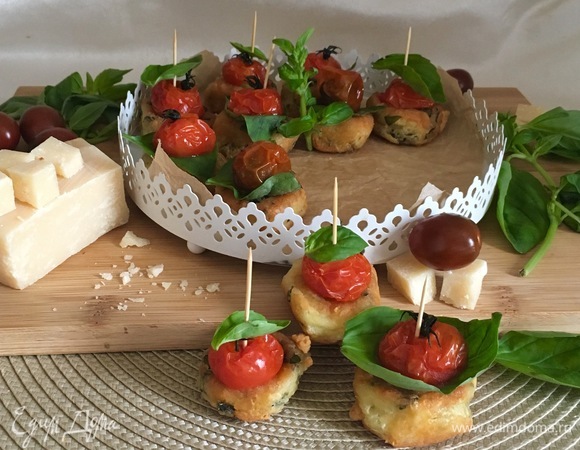 Мягкие сырные бомбочки с хрустящей корочкой, запеченные помидорки черри и ароматные листики базилика.