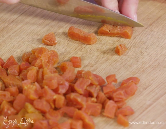 Нарезать курагу и выложить в миску.