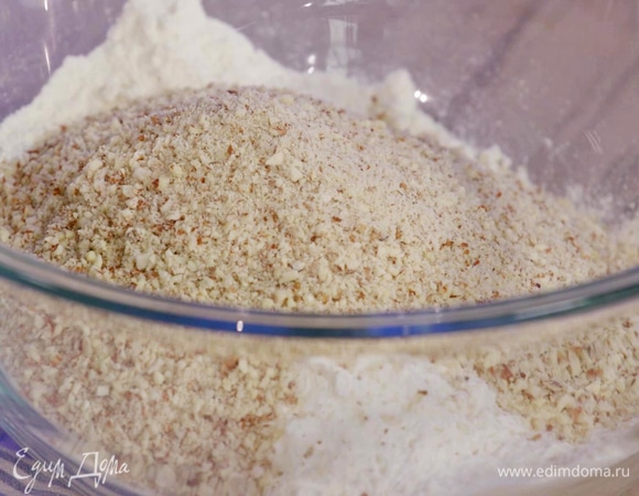 Добавить к кураге овсяные хлопья, муку, разрыхлитель и молотый миндаль, все посолить и перемешать.