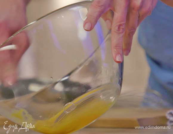 В другой миске взбить вилкой одно крупное яйцо или два небольших.