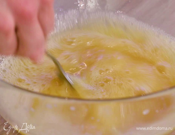 Добавить к яйцу яблочный сок, мед и оливковое масло, взбить до однородности.