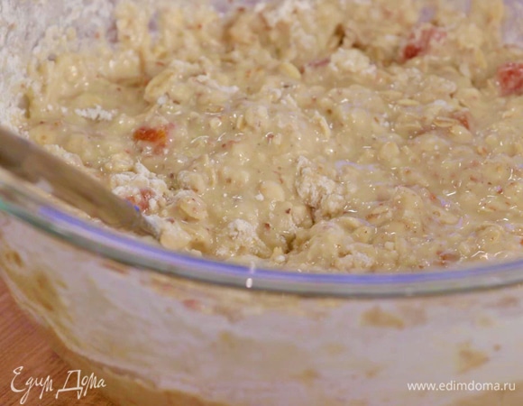 Соединить жидкие ингредиенты с сухими, быстро перемешать.