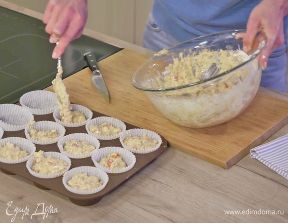 Заполнить формы для маффинов на две трети тестом. Выпекать 25 минут.