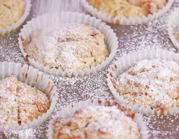 Посыпать горячие маффины сахарной пудрой.