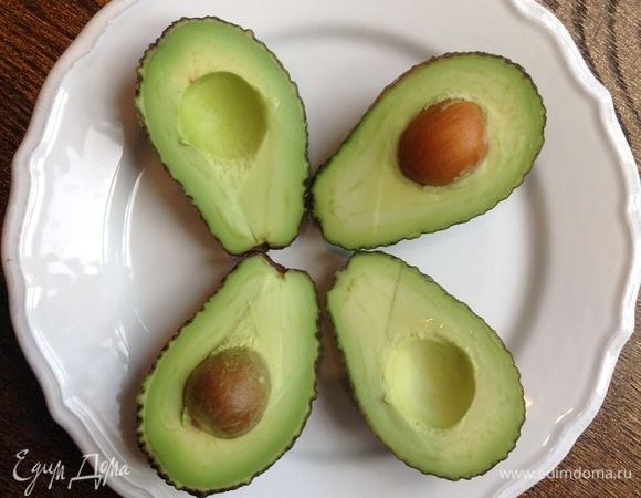 Авокадо разрезать, вынуть косточку, нарезать полосками.