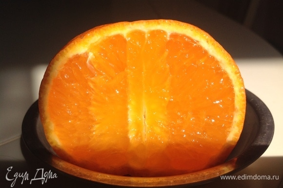 Нарезать апельсины.