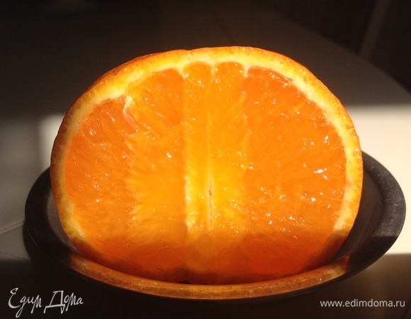 Нарезать апельсины.