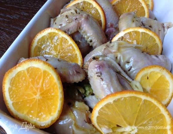 Смазать оливковым маслом. Поставить запекаться при температуре 180°C.