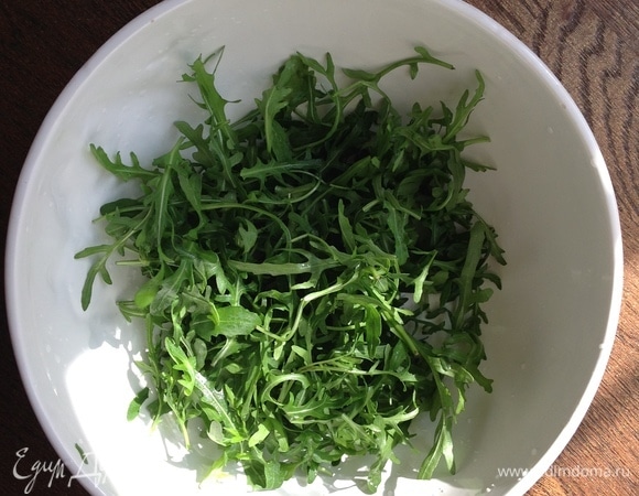 Выложить руколу.