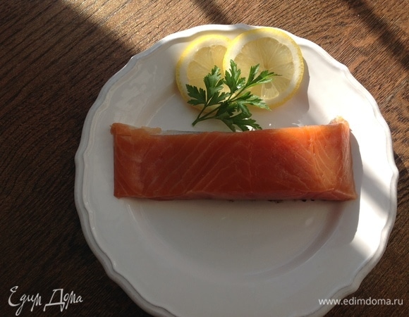 Нарезать семгу тонкими полосками.