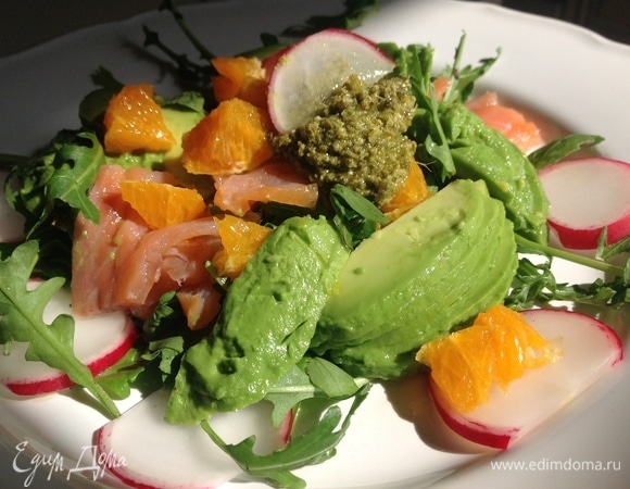 Все смешать, выложить на тарелку, полить маслом, положить соус песто.