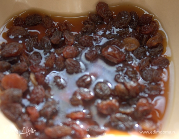 Изюм замочить в крепком чае. Я потом повторила этот шаг.