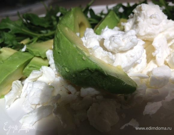 Выложить все вместе, полить оливковым маслом.