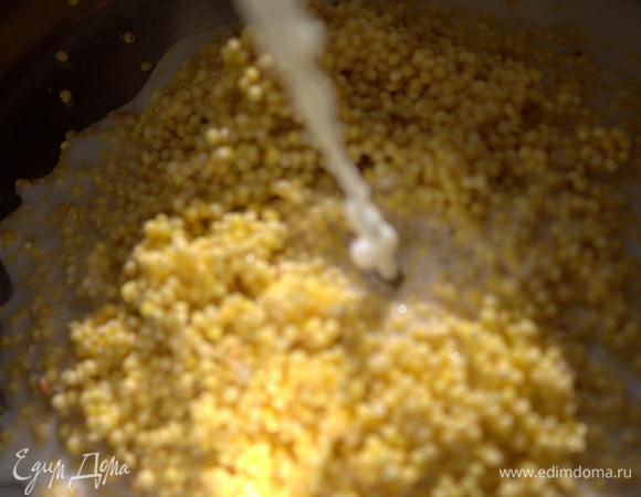 Залить молоком, посолить.