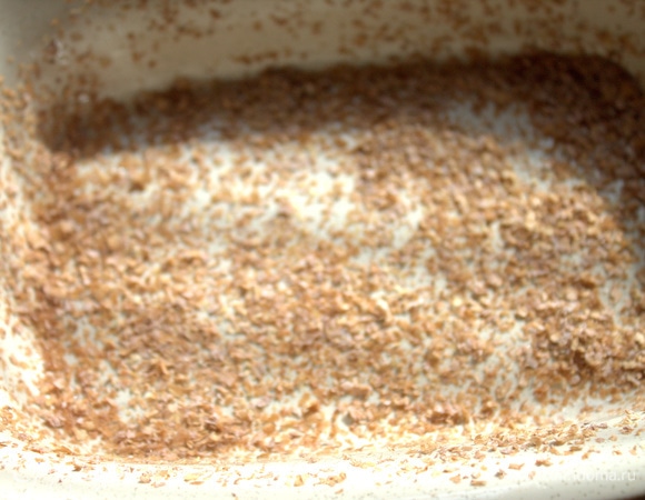 Форму керамическую смазала растительным маслом и посыпала отрубями. В оригинале варим кашу сразу в емкости, которую можно ставить в духовку.