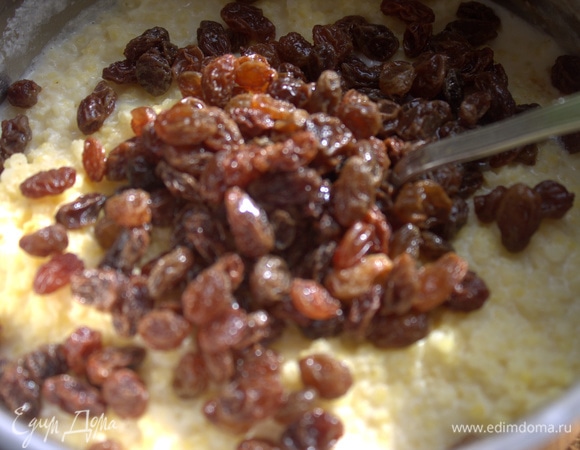 В кашу ввести распаренный изюм.