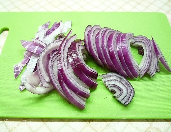 Красную луковицу очищаем и нарезаем тонкими полукольцами.