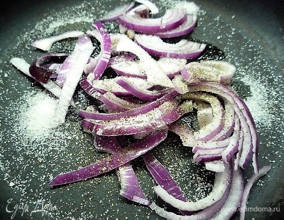 Приготовим соус: разогреваем в сковороде 1 ст. л. оливкового масла, выкладываем лук, всыпаем сахар, по щепотке соли, черного и кайенского перца и обжариваем лук до золотистого цвета.