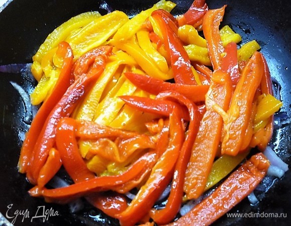 Добавляем нарезанный сладкий перец, все перемешиваем.