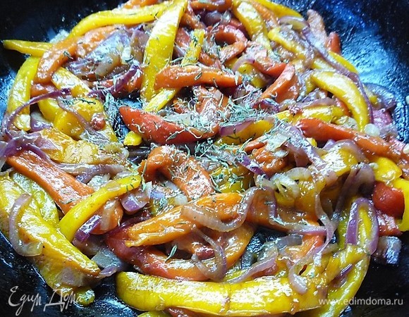 Вливаем уксус и прогреваем соус на небольшом огне, пока он не загустеет. Затем выключаем огонь и добавляем тимьян.