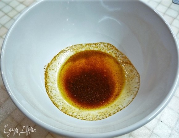 Паприку растираем в ступке со щепоткой соли, вливаем оставшееся оливковое масло, все перемешиваем.