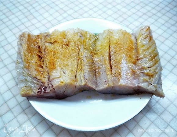 Треску моем, делаем на коже диагональные надрезы. Натираем рыбу с обеих сторон оливковым маслом и паприкой.