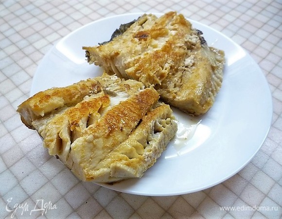 Разогреваем тяжелую сковороду, выкладываем на нее рыбу кожей вниз и обжариваем по 4–5 минут с каждой стороны до готовности.