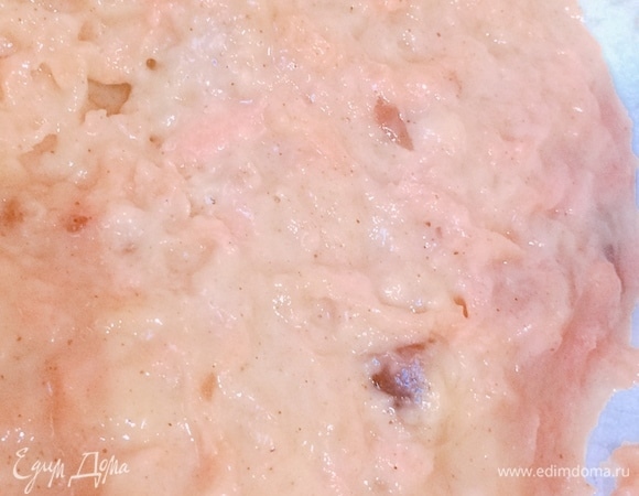 Количество сахара регулируем по своему вкусу. Можно сахар замерить медом. Морковь трем на крупной терке. Из фиников удаляем кости и мелко нарезаем. Смешиваем с сахаром, корицей, солью, содой, уксусном, мукой, маслом и водой. Получаем вот такую кашицу.