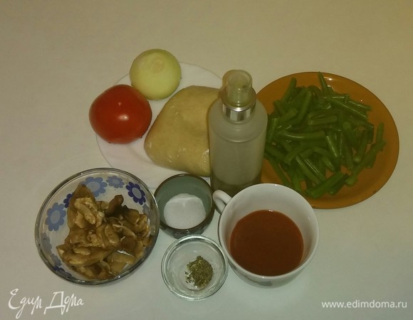 Подготавливаем ингредиенты для приготовления пиццы. Я готовлю пиццу на кефирном тесте (его я готовлю заранее и храню в морозилке). Когда собираюсь готовить пиццу, то просто достаю уже готовое тесто и размораживаю его. Рецепт теста я уже писала на сайте: https://www.edimdoma.ru/retsepty/124412-kefirnoe-testo-dlya-pitstsy. Но напомню ингредиенты для одной порции теста (для формы диаметром 26 см): блинная мука — 150 г, 1% кефир — 100 мл, щепотка соли и щепотка сахара. Перемешиваем все вместе, и тесто готово. Также для этой пиццы я использую стручковую фасоль и свежие (уже нарезанные) шампиньоны. Овощи тоже были заморожены так, что их нужно предварительно разморозить. После того как все ингредиенты готовы и разморожены, можно приступать.