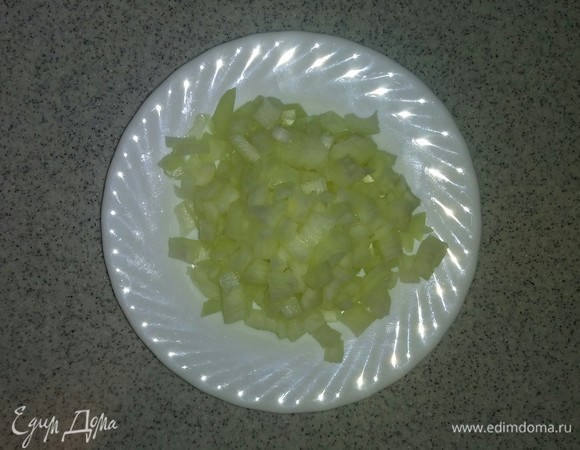 Репчатый лук режем кубиками.