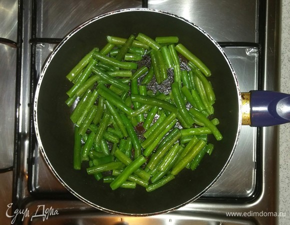 Обжариваем на сковородке, смазанной оливковым маслом, фасоль около 10–15 минут. На маленькой конфорке. На среднем огне.