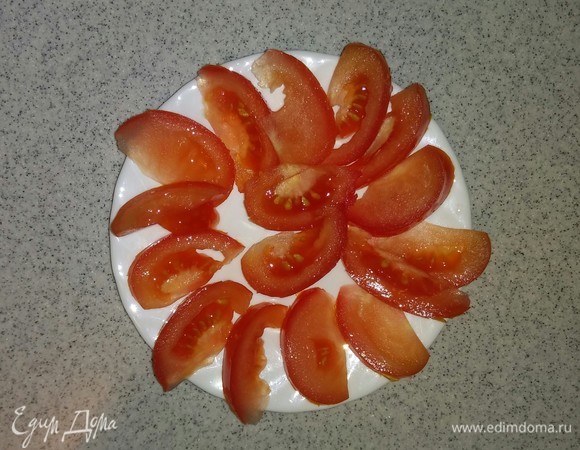 Помидор режем тонкими дольками.