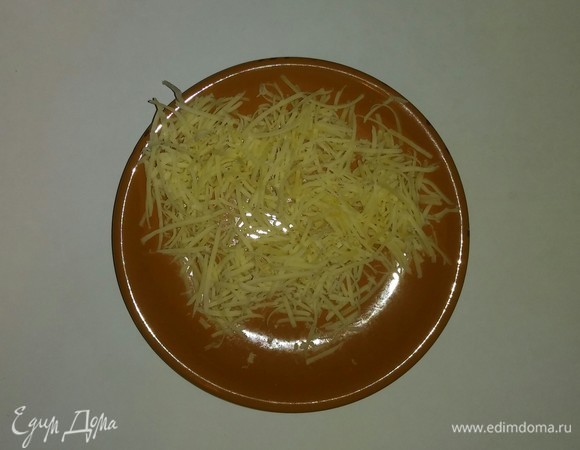 На мелкой терке трем сыр.