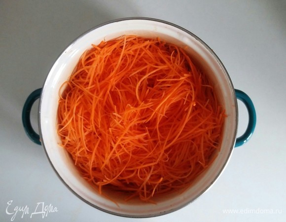 Трем морковь на терке для корейской моркови (если такой нет, то можно на обычной мелкой терке).