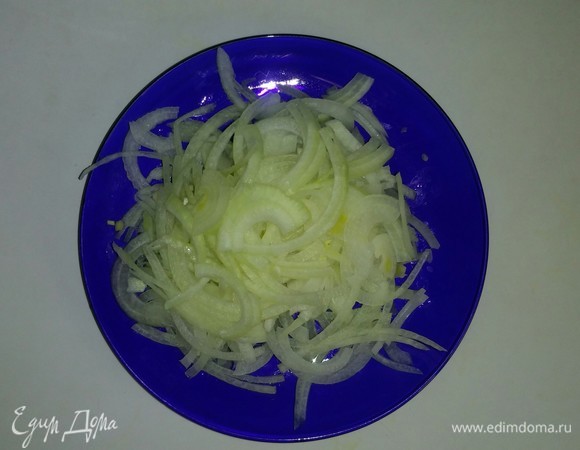 Репчатый лук режем максимально тонкими полукольцами и затем распушаем руками.