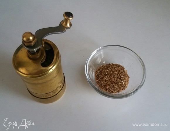 Поскольку в ингредиентах я указала кориандр в зернах, то перед тем, как добавить его в салат, его нужно измельчить. Я измельчаю его в мельнице, но можно измельчить и любым другим способом (например, в ступке, или поместить зернышки в пакет и прокатать скалкой).