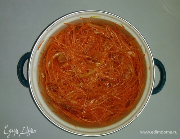 Добавляем в кастрюлю к моркови нарезанные лук и перец, а также соль, кориандр и оливковое масло. Все перемешиваем.