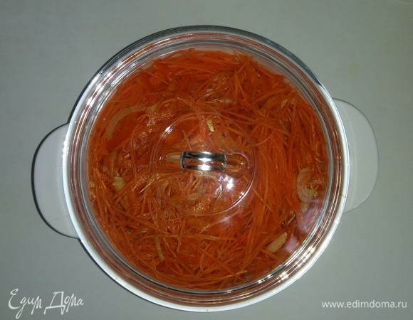 Перекладываем салат в емкость, в которой он будет храниться, и ставим ее в холодильник на 30 минут. Салат готов. Приятного аппетита!